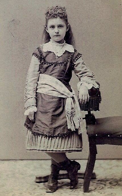 А вот и штатив. Видите у ног? Такой же есть у близняшек наверху. 