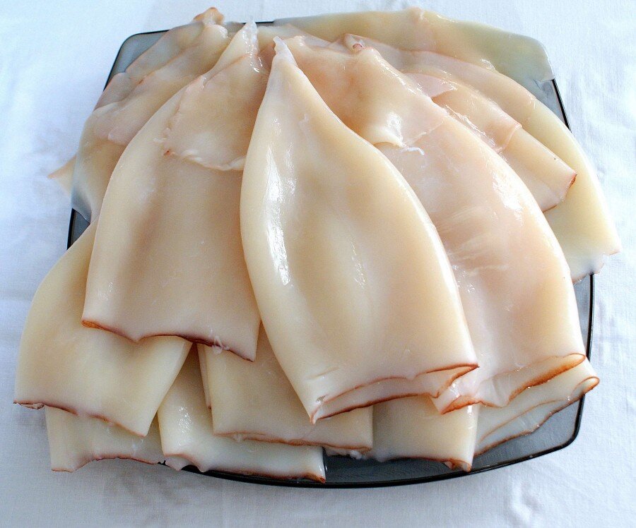 Моем, очищаем тушки кальмаров