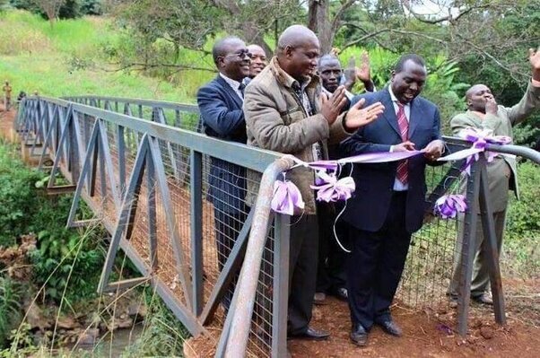  Церемония открытия пешеходного моста в Кении.