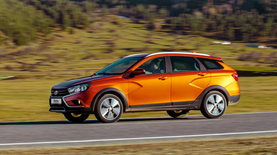  Стильный и динамичный кузов за счет покатой крыши и удлиненного капота в сочетании с поднятой линией дверей. 