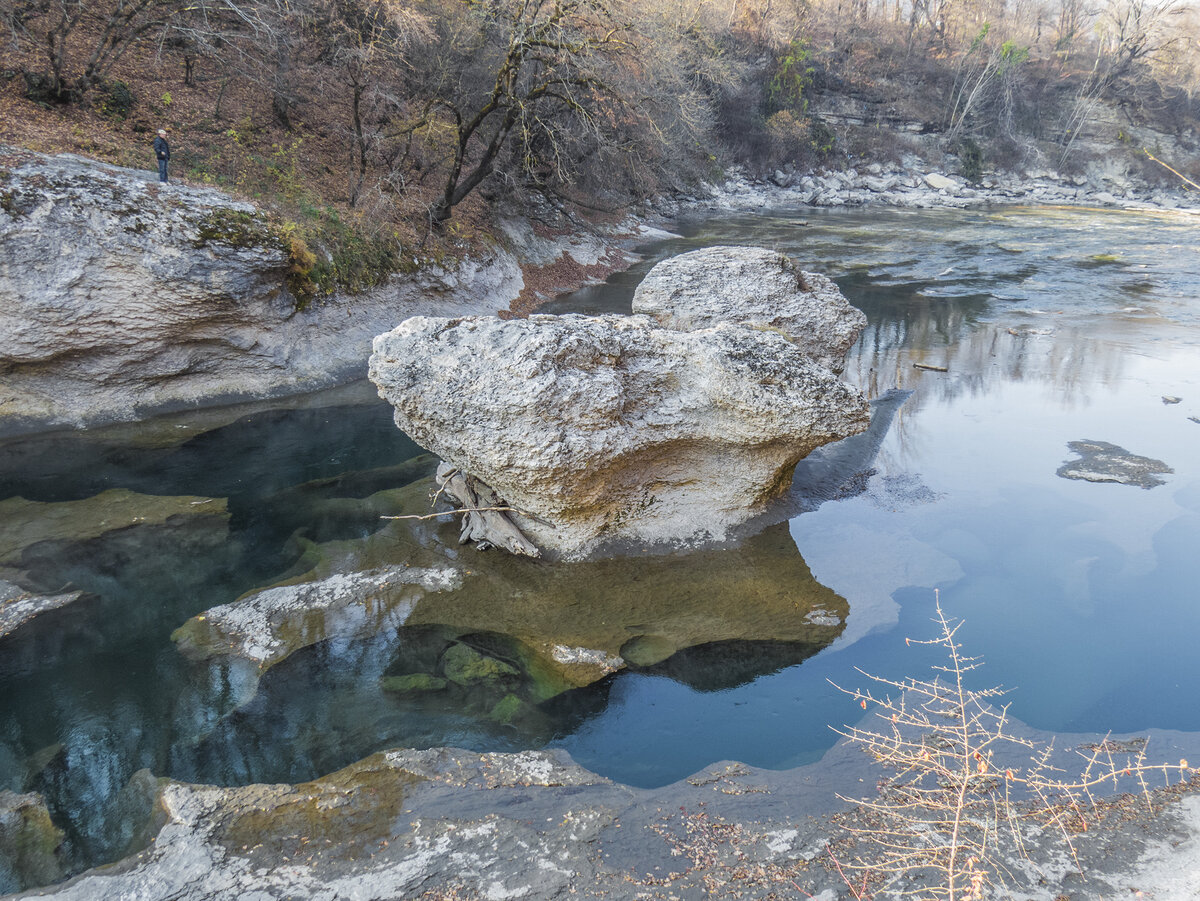 Выход реки Белой из Хаджохской теснины, видны подводные недра. Фото автора. 