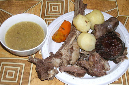 Бухлёр можно подавать и таким способом. Бульон в пиале, а мясо с овощами и зеленью на тарелке.