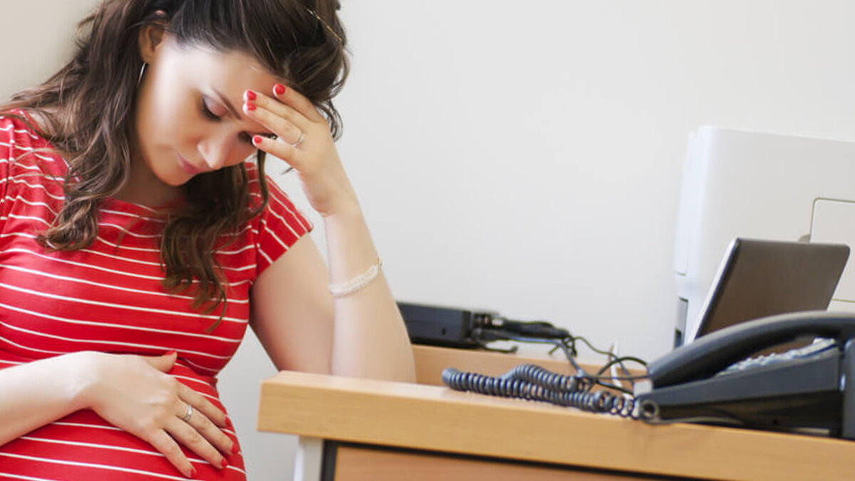 Плохое самочувствие беременной девушки на работе