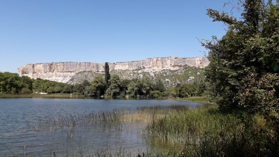 Озеро с видом на скалы… Это Баштановка под Бахчисараем
