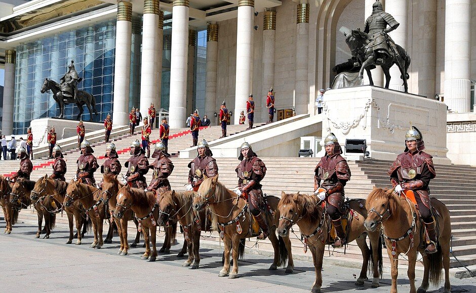 Учитывая, что монголы — низкорослые люди, можно заметить, что и лошадки ростом не отличаются