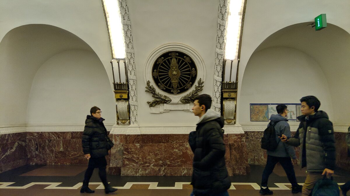 Именно в этом месте станции "Площадь Восстания" и предполагается сделать две лестницы, ведущие на платформу "Знаменской". Снято на ужасную камеру Nokia 5, которую мне удалось довести до ума.