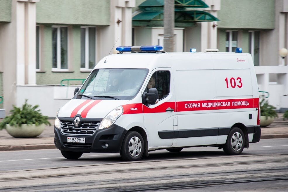 Скорая помощь в Минске. Внутри сидит фельдшер и тыкает пальцами в планшет.