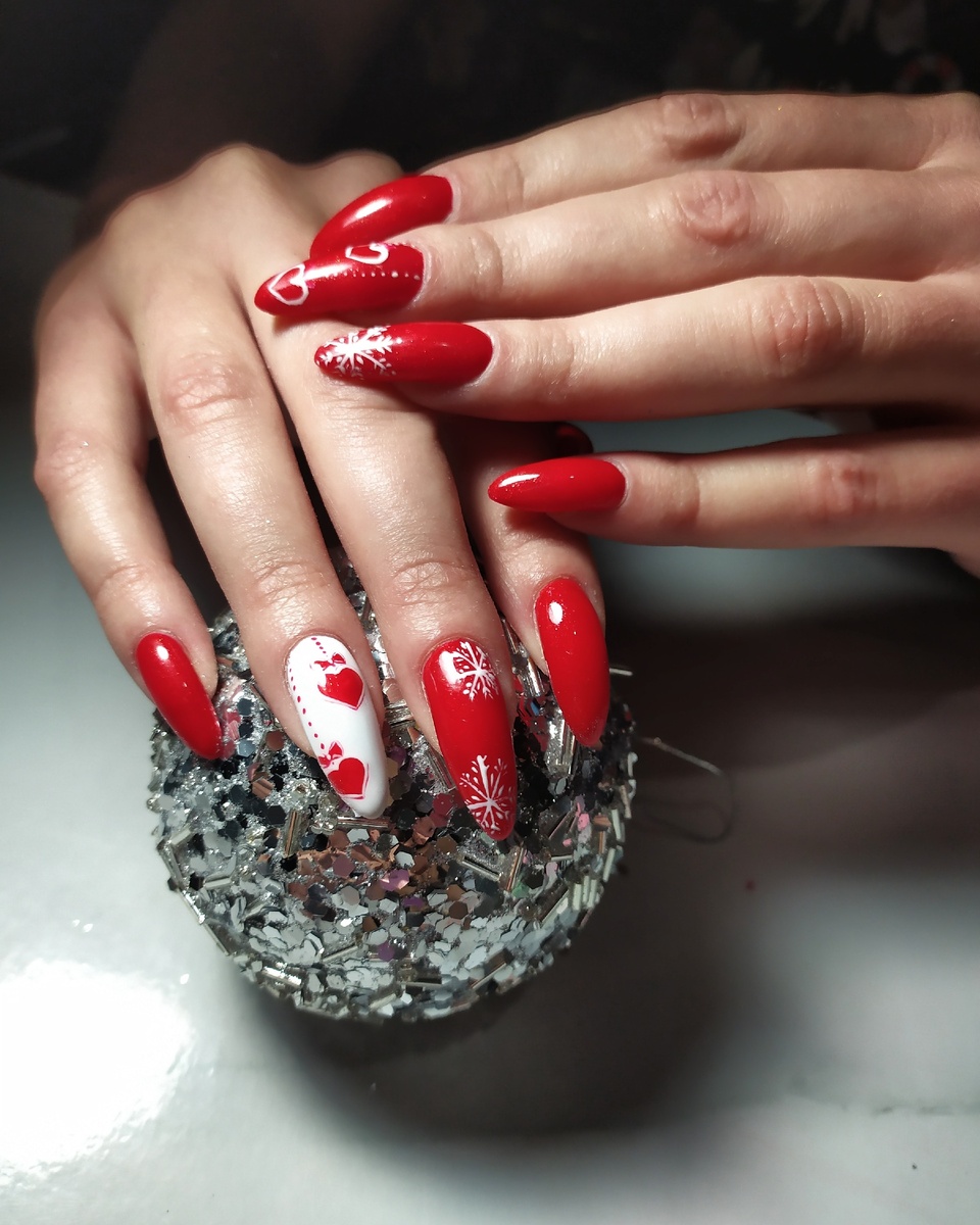 Такой вариант подходит к Новому Году, а если убрать снежинки, то получится отличный дизайн ко Дню Влюбленных!