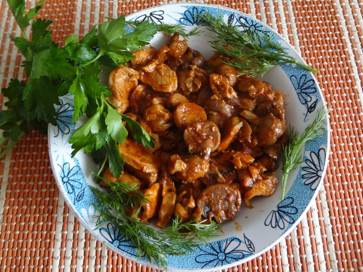 Шампиньоны с курицей в томате