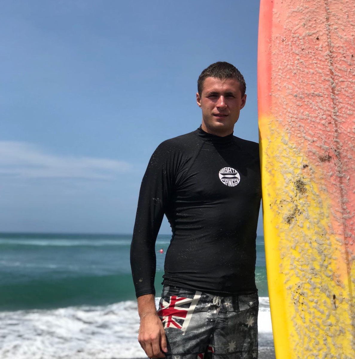 Я на пляже Бату Болонг через несколько часов после сёрфинга