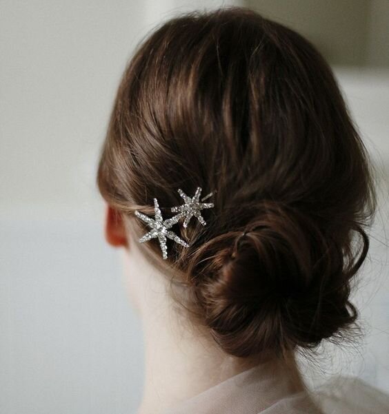 Аккуратно уложенные волосы с использованием украшений, однозначно, смотрятся уместно в повседневной жизни, делая  укладку привлекательнее и женственнее.