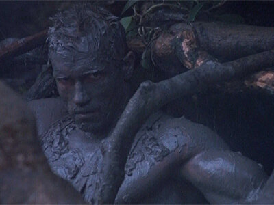 Кадр из фильма Хищник - Датч вымазался теплоизолирующей глиной чтоб скрыться от тепловизора Хищника. Это сработало бы на полминуты (весьма спорный момент фильма)