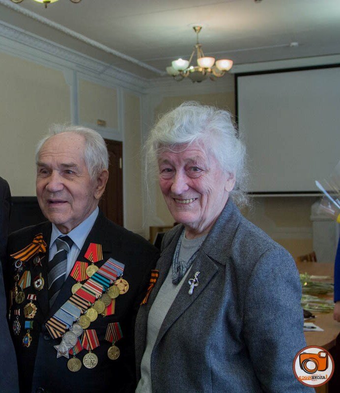 Председатель Совета ветеранов ЮУрГУ Надежда Дмитриевна Кузьмина и ветеран вуза, участник Великой Отечественной войны Геннадий Александрович Комиссаров. Фото Фотошколы ЮУрГУ (автор снимка Екатерина Данилова).