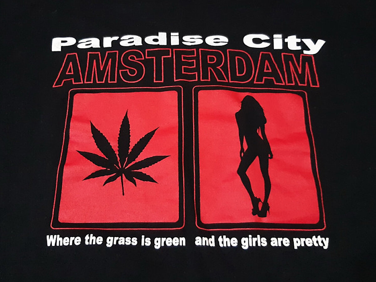Амстердам — райский город, где трава зеленеет, а девушки милы (надпись на футболке)