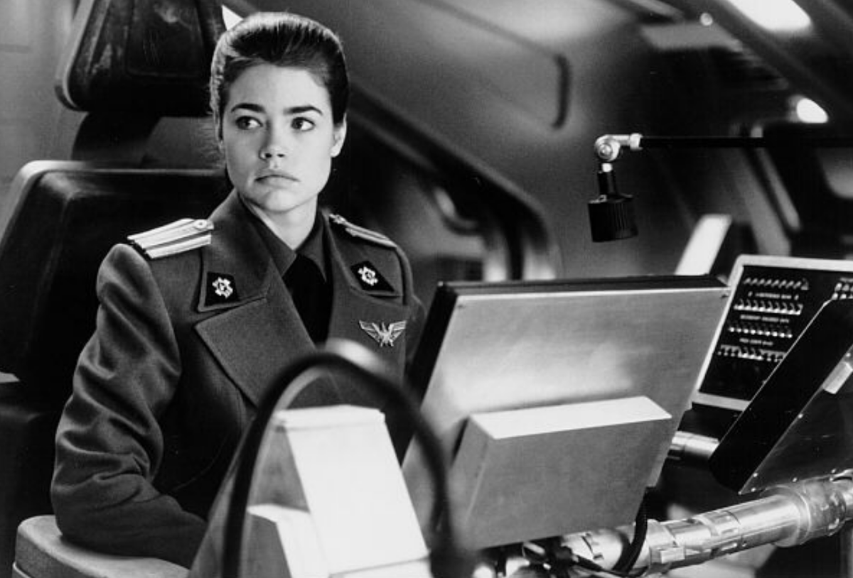 кадр из фильма "Звездный десант"