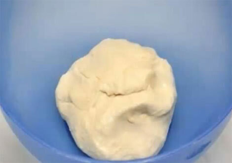 Дрожжи сухие или живые щепотку или  3-5 гр, Оливковое масло 20 мл, Мука 175 гр, Теплая вода 125 мл, фарш, любой на ваш вкус 200 гр, Помидоры 1- 2 шт., Перец сладкий 1 шт., Сыр, лучше моцарелла 150 гр, Кетчуп или переработанные в блендере помидоры в собственном соку с зеленью 50 гр, Укроп, петрушка, Соль, Томатный соус,
