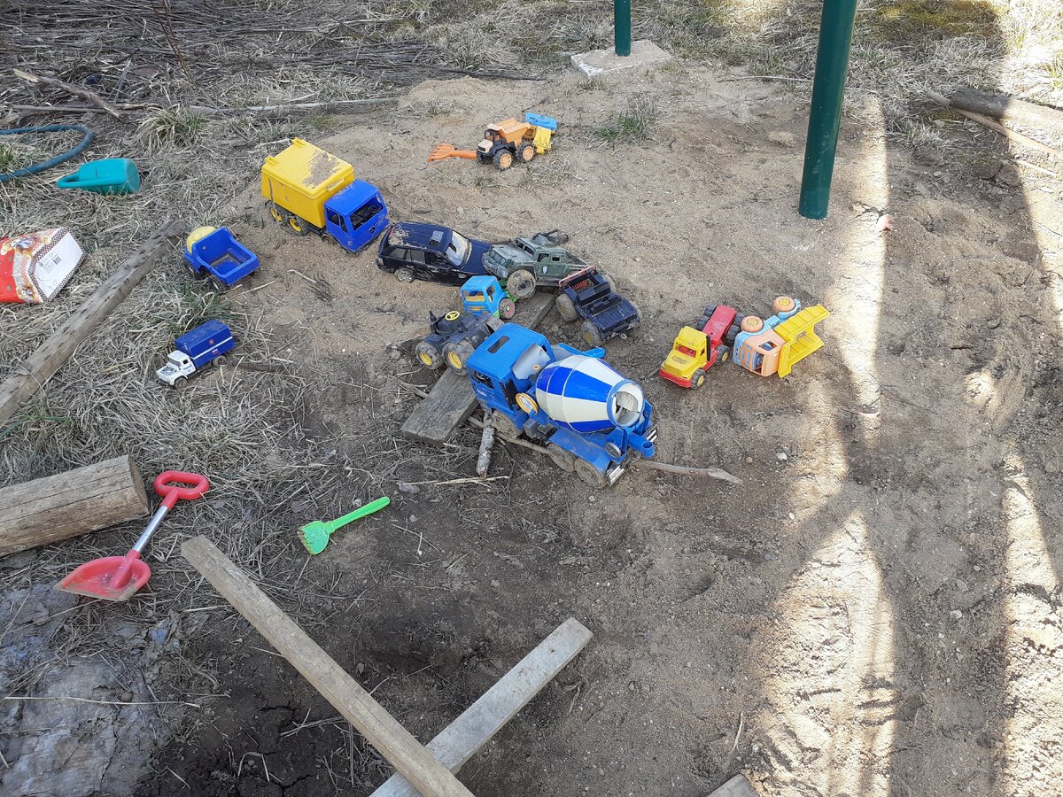 Комсомольско-молодёжная дорожная стройка. Скоро буду забирать права за неправильную парковку))))