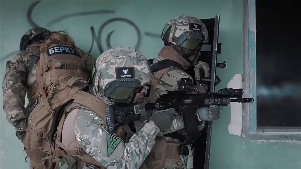 Бойцы ОМОН "Беркут" в снаряжении Wartech