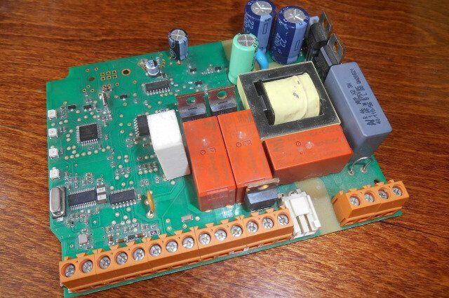 второй полимерный кондёр спрятан за высокими синими электролитами, фото не удачное но лучше не нашел.
