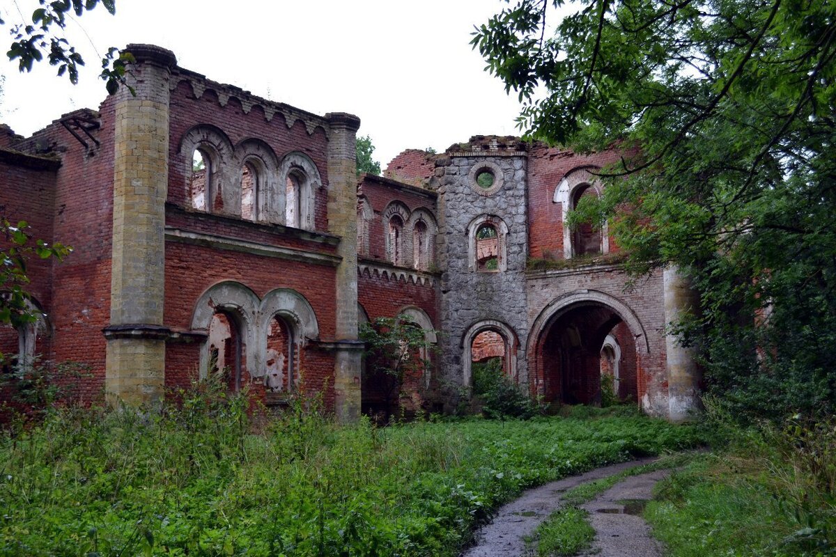 Руины усадьбы барона Врангеля