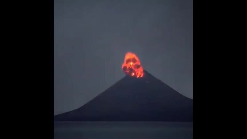 Извергающийся вулкан в Инодонезии