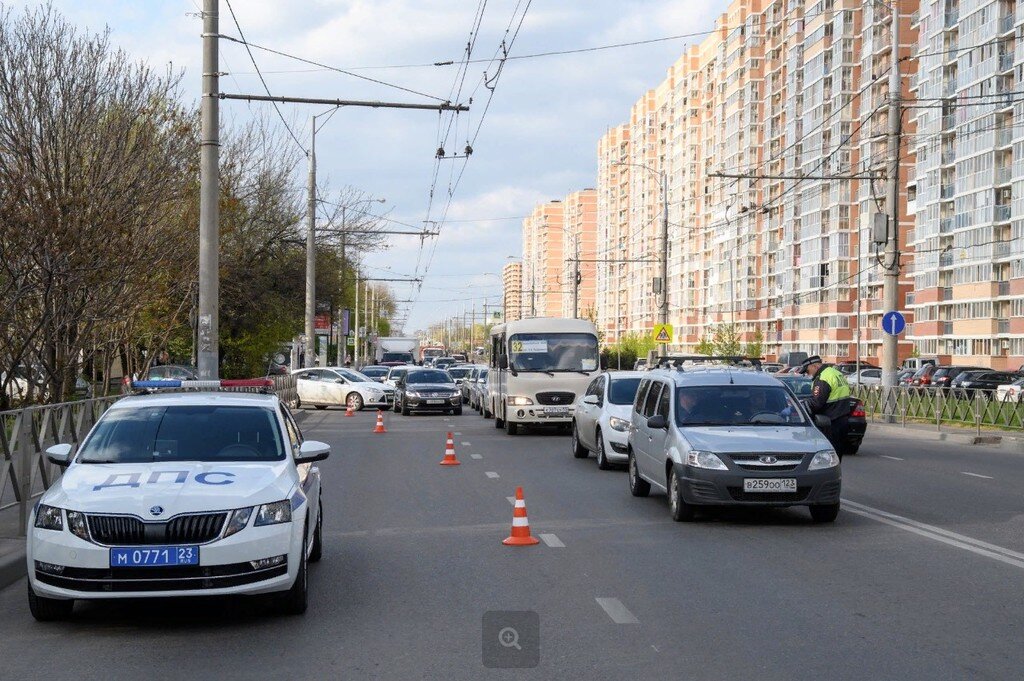 Проверка пропусков есть не только в Москве, но и во многих других городах. Например, в Краснодаре... Фото с сайта Twitter.com