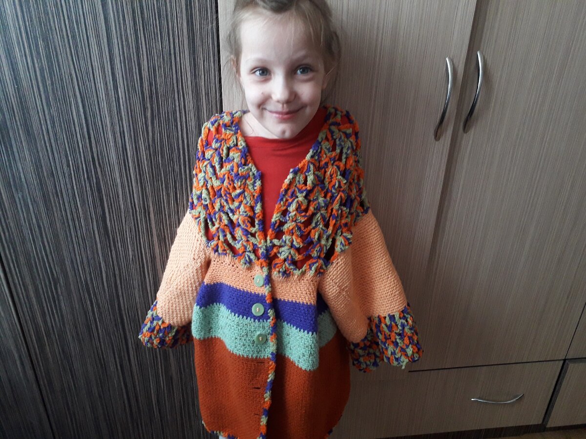 Мелкая в обновке