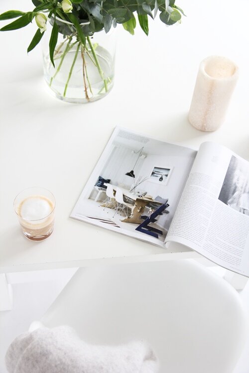 Вы замечали, что есть женщины, вроде бы и не красавицы вовсе, а мужчины не сводят с них глаз. Они удачно выходят замуж и легко заводят новые знакомства. В чем их секрет? В энергетике. Оказывается, каждая женщина при желании может развить в себе способность притягивать противоположный пол. Главное – грамотно научится управлять своей внутренней энергией. Я – тебе, ты – мне! 
Нашу жизнь поддерживают энергии физические и духовные. Они отвечают за эмоции и чувства, создают нам настроение, позволяют ощущать единство с окружающим миром. Часть энергий мы получаем от природы – стихии Воды, Воздуха, Огня и Земли, они постоянно присутствуют рядом с нами и снабжают нас своими силами.
Другую часть нашей энергетики мы получаем от людей, которые нас окружают. Но тут не так все просто. Дело в том, что мужчины умеют получать от космоса энергии высшего плана, а женщины черпают от земли энергии жизни, благодаря которым способны зачинать и вынашивать детей. Но, как же женщинам нужны энергии космоса для счастья и духовного роста, так и мужчине для успеха в делах, умения зарабатывать деньги необходимы энергии земли. Получать же их друг от друга мы можем только через любовь и сексуальные отношения. Именно во время общения между любящими происходит непрерывный энергообмен, который позволяет паре жить полноценной счастливой жизнью.
Поэтому чем больше у женщины запас энергий, присущих только ее полу, тем привлекательнее она в глазах окружающих мужчин, и наоборот. Пресловутый «венец безбрачия» у девушек – это не что иное, как неумение воспринимать мужскую энергию космоса и поделиться с партнером эмоциями радости. От женщин с подобными проблемами мужчины очень скоро сбегают – они им не интересны.

Сила сердечных чакр

За любовь и эмоции у нас отвечает сердечная чакра зеленого цвета. Поэтому важно, чтобы этой энергии всегда было достаточно. Следует аккумулировать ее в себе.
Для этого в воображении нарисуйте образ женской груди (зона сердца и любимая часть женского тела многих мужчин), в которой по часовой стрелки вращается зеленая энергия. Представьте, что с каждым поворотом ей наполняется ваше тело, делая вас привлекательнее и сексуальнее.
Как только вы почувствуете, что энергия движется внутри вас, постарайтесь запомнить это состояние. А когда встретите мужчину своей мечты, вообразите, что из вашей груди к его тянутся зеленые тонкие нити этой энергии. Так вы активизируете работу своей и мужской сердечной чакры. Он обязательно откликнется на ваши энергетические посылы.

После этого установите с понравившимся мужчиной зрительный контакт. Не отрывая взгляда, несколько раз мысленно проговорите про себя: «Вы мне понравились». Язык взглядов порой красноречивее любых слов.

Магическое влечение

Научитесь манипулировать своей половой энергией. Представьте себе, что внутри вас – маленький огонек. Постепенно он разгорается все ярче и ярче, разрастается в костер, потом в будущее пламя. Огонь – это вы, энергия этой стихии – ваша энергия. Запомните это состояние.
Затем представьте снегопад, который постепенно засыпает этот костер. Повсюду лишь белый искрящий снег. Покой и безмятежность – это тоже вы. Запомните свои ощущения. Находясь в обществе мужчин, научитесь моментально переходить на одного состояния в другое. Подобная смена энергетических вибраций действует на мужчин завораживающе, магически «притягивая» их, словно мотыльков к огню.

