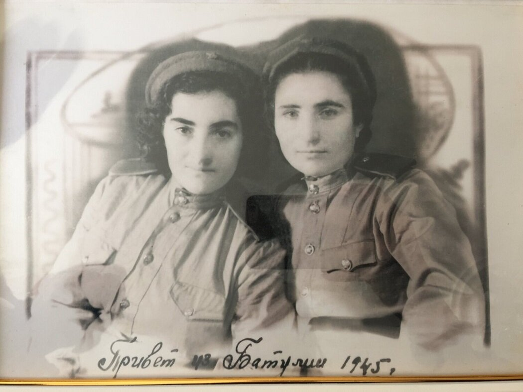 Вардануш Вардановна Закарян с подругой. Фото: из семейного архива Андреасян-Закарян
