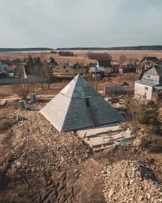 Сооружение находится недалеко от Петербурга, в деревне Истинка. Точная  копия пирамиды Хеопса в масштабе 1:19.