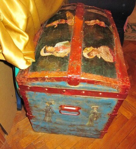 Сундук, найденный когда-то на помойке.