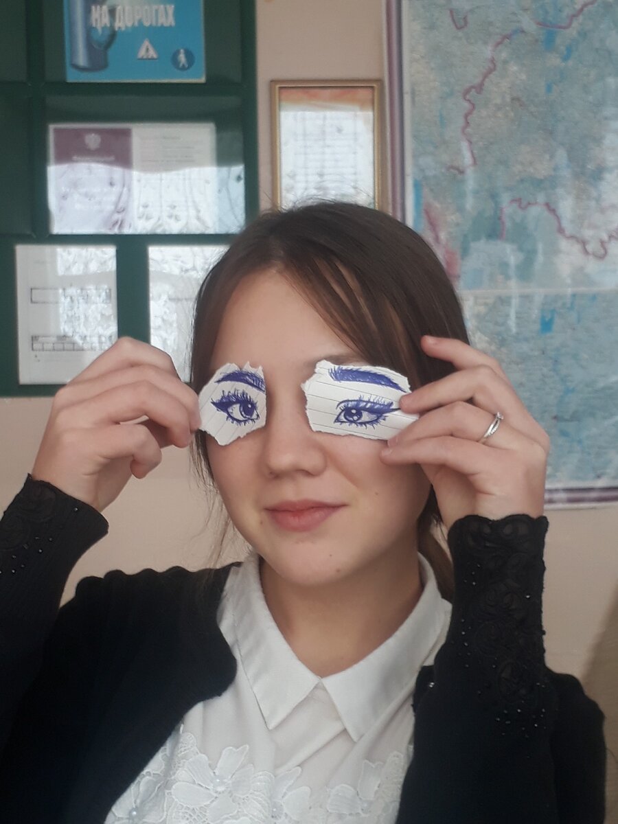 Подруга приехала с Казахстана, наш класс сразу же сдружился с ней. В первый день всё было вроде хорошо. Девочка сразу мне понравилась, мы с одноклассницами помогали ей в течение многих дней. Много конечно не понимание было между нами. В первый день мы помогли ей дойти до дома, она чуть не заблудиласт, хорошо что мы тогда её встретили. Не давно мне написала одноклассница и сказала  что ей позвонил классная руководительница и спросила-я ли даю им домашние задание, она конечно ответила "да", классная руководительница спрашивала у новенькой-" Почему она не сдаёт домашние задания по её предмета. После этого я услышала как подруга сказала-что я ей скриншоты приедастовляю без этих предметовпредметов. Я с шоком начала писать, выяснять-почему она так со мной поступила,а главное за что, ведь мы не ссорились? Она оправдавалась, тем что это её мама разговаривала с классной руководительницой. Я не стала делать из этого большой конфликт и просто кинула её в черный список.И снова я потеряла друга. 