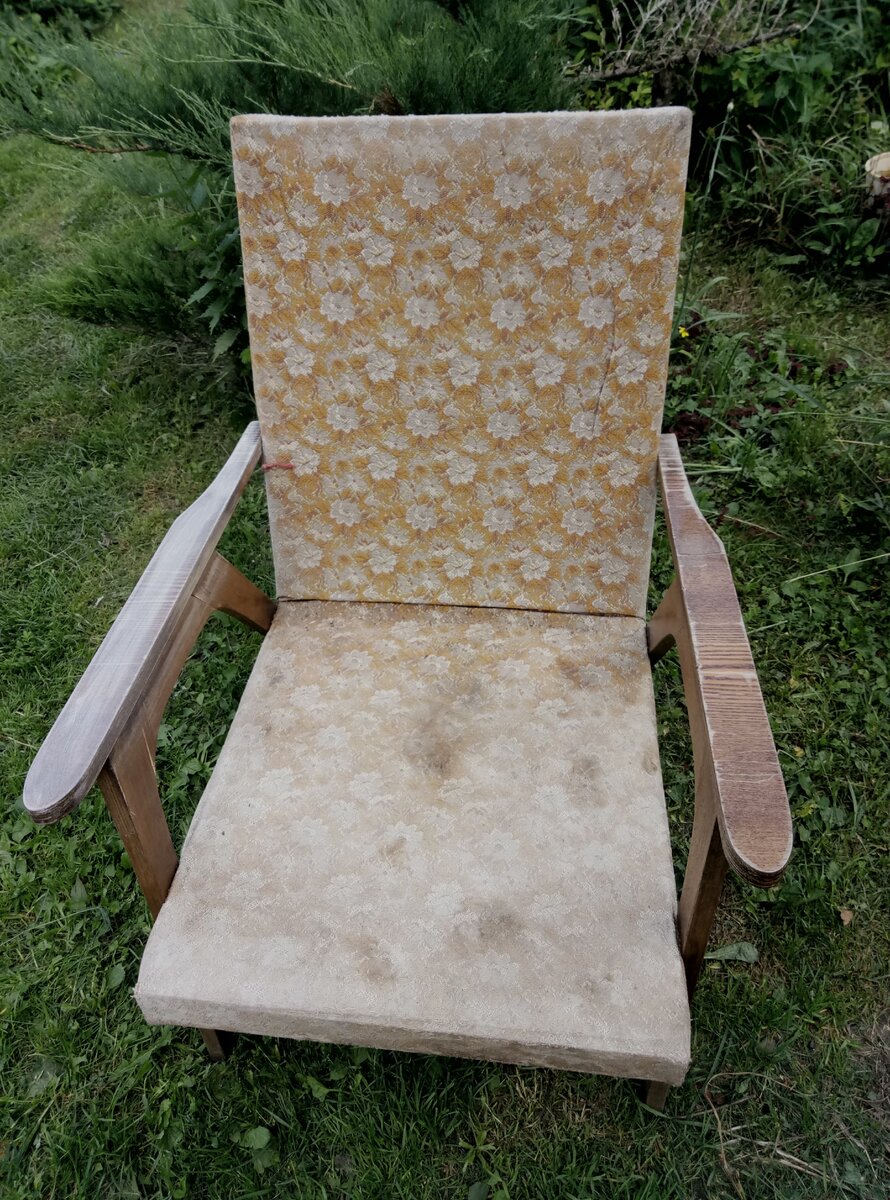 Обивка в плохом состоянии с пятнами и с жестким основанием