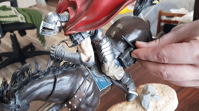 Арбалет снимается, и на нем даже можно натянуть тетиву