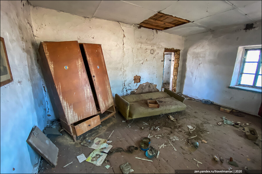 Нашел в Крыму дом, который за 10 лет не смогли продать даже за 100 тысяч рублей. Съездил на просмотр и показываю