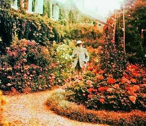 Авторы изобразительной истории лучших парков своего времени — импрессионисты. Когда художник-импрессионист пишет картину в саду, смешивая краски на солнце, он сравнивает их с цветами в природе и пытается найти способ запечатлеть игру света, поймать неуловимое, длящееся краткий миг состояние природы. И неудивительно, что импрессионист Клод Моне (1840–1926) оставил миру чудеснейший сад в Живерни. Этот сад расскажет об импрессионизме намного больше, чем все книги по истории искусства.«Увидев Клода Моне в его саду, начинаешь понимать, как такой великий садовник мог стать таким великим художником», — напишет поэт-символист Гюстав Кан после своей поездки в Живерни, живописную деревушку недалеко от Парижа.
- Моне «великий садовник»? Поэт ошибся: Моне великий импрессионист, всю жизнь рисовавший картины!
Но нет, Кан был прав: всю жизнь — 43 года! — Моне создавал сад.