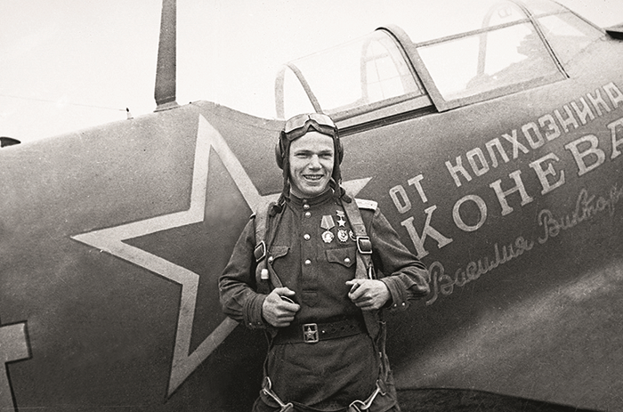 И.Н. Кожедуб у своего самолета Ла-5ФН в Румынии, 1944 год