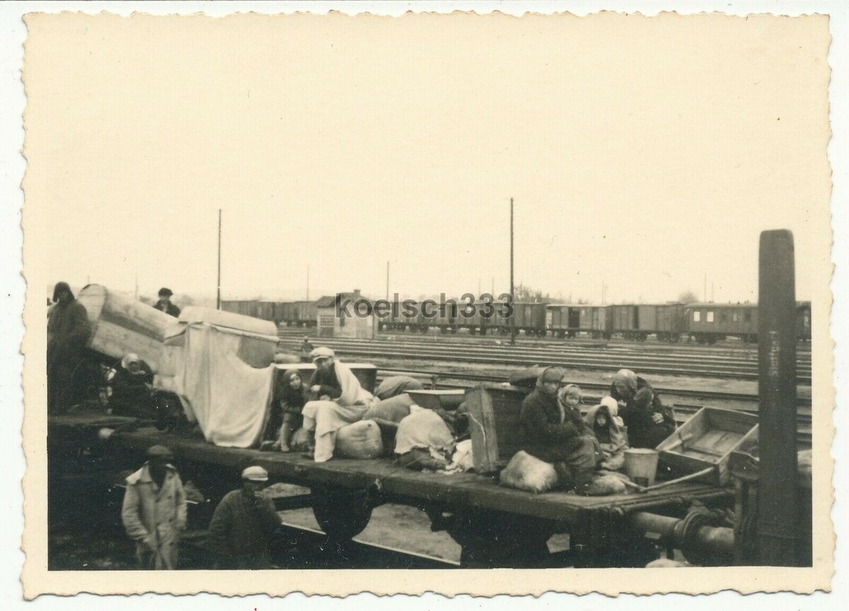 Характерные короткие повозки. Мешки, ящики, отгороженные "комнатки". Дети вместе родителями.