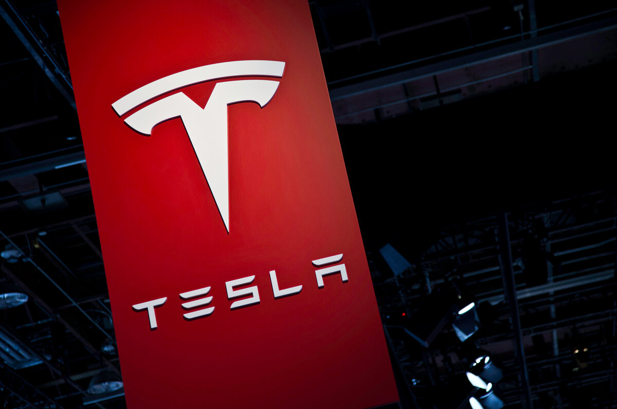  TESLA.