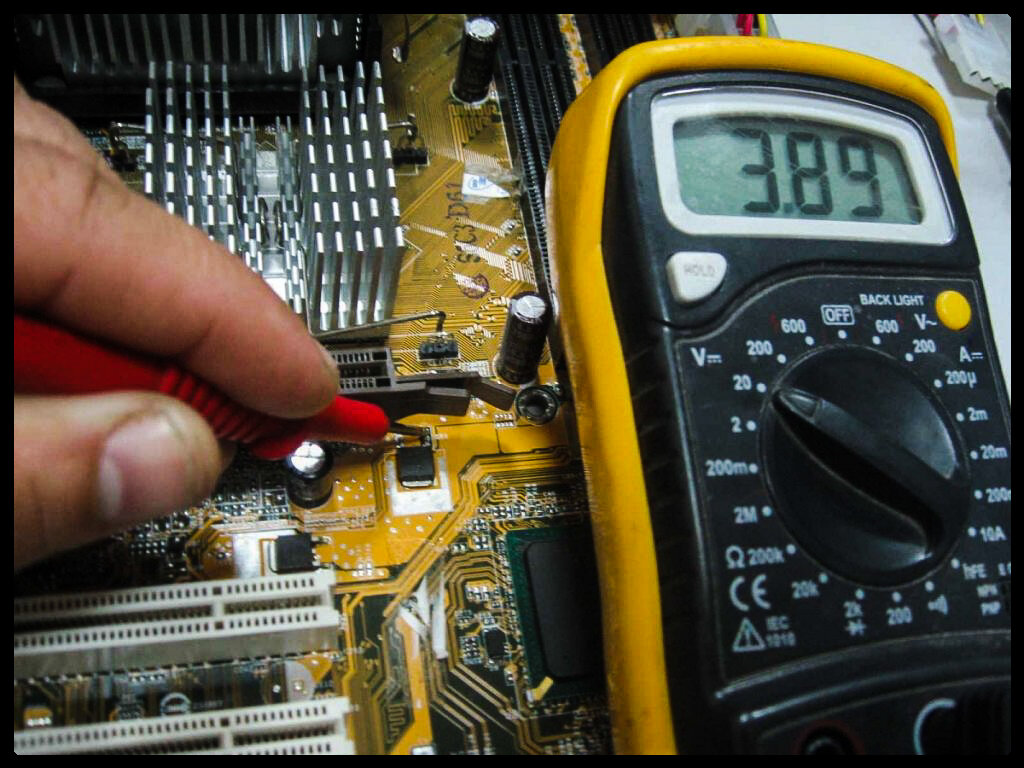 Прозвон материнской платы мультиметром. Как проверить плату питания. Как проверить плату питания. Smd конденсатор прозвонка мультиметром. Как проверить плату питания.