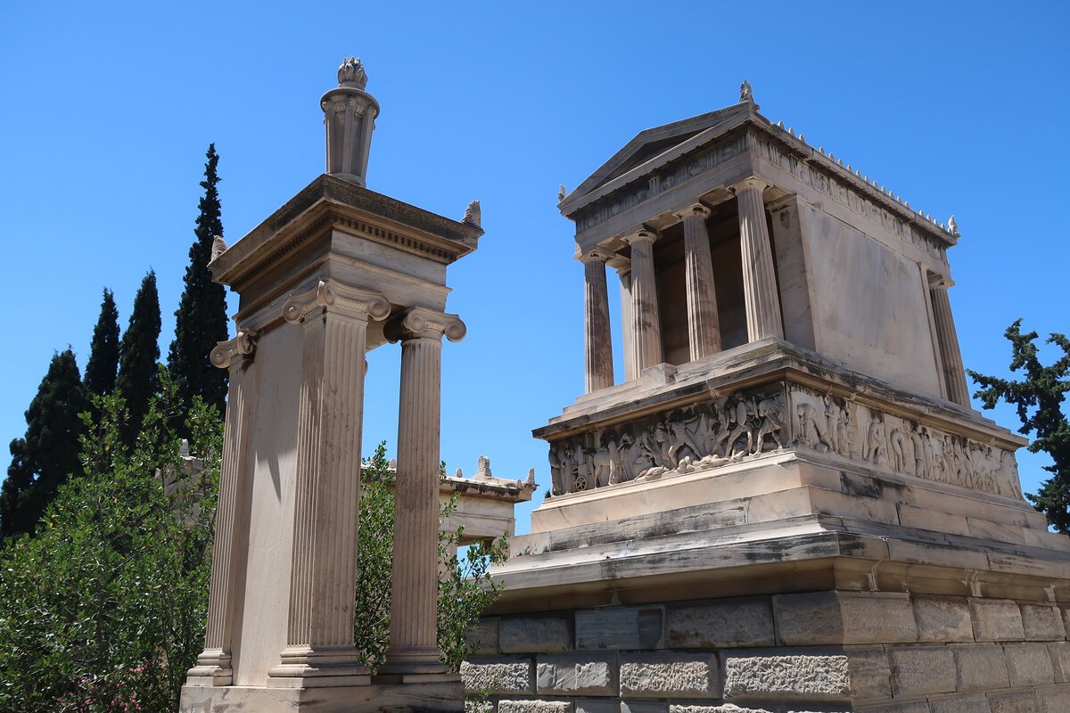 Давайте виртуально прогуляемся по Первому  Афинскому Кладбищу. Оно находится недалеко от стадиона Калимармаро, а с самой верхней точки можно наблюдать Акрополь.