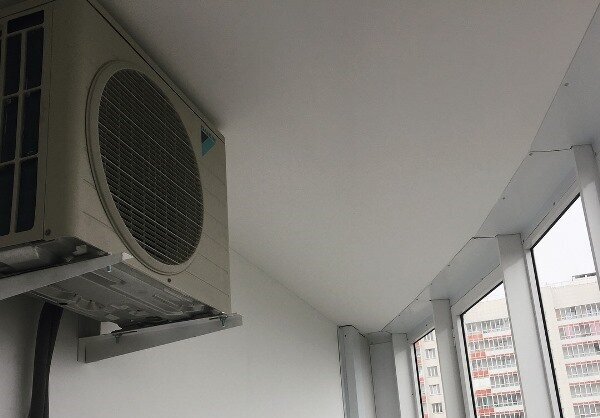 Кондиционер Daikin, внутренний блок расположен внутри балкона.
