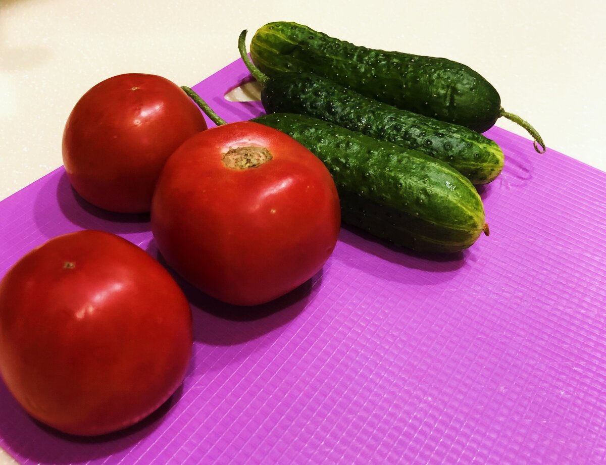 На три порции, три помидора и три огурца более чем достаточно