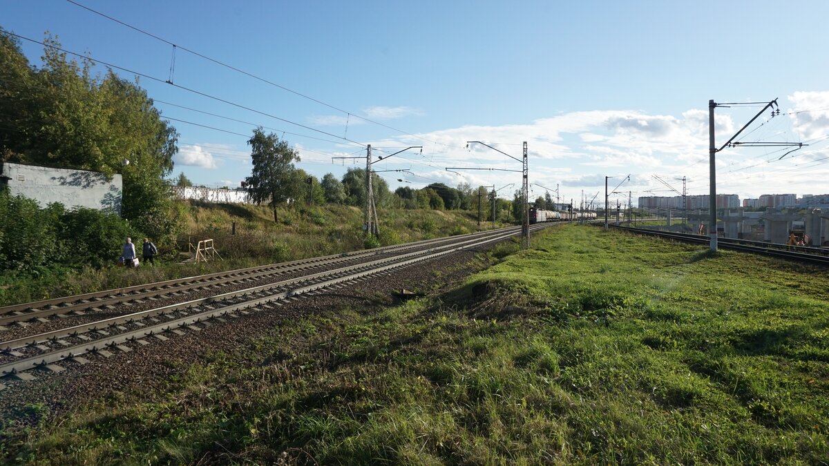 1. Нам налево, где самодельные перила через канаву. Слева пути для грузовых поездов и экспрессов, справа для всех остальных. Платформа Покровская за спиной