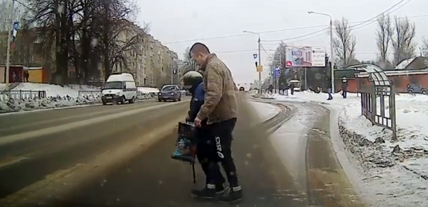 Мужчина, помогающий слепой старушке перейти дорогу. Яндекс картинки