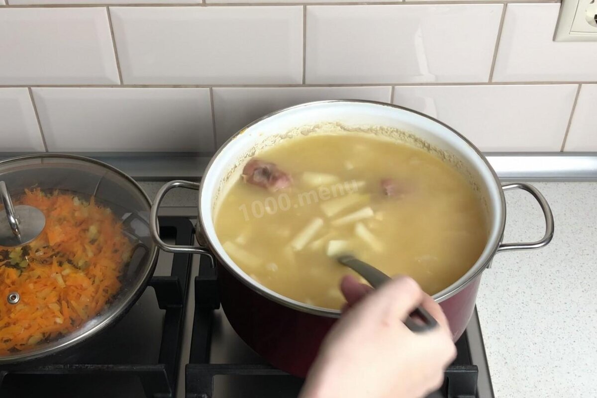Сколько варить копченые ребра для горохового супа. Картошка варится в супе. калорийность горохового супа с копченостями с картошкой. гороховое пюре с копчеными ребрышками. сколько варить морковку в супе.