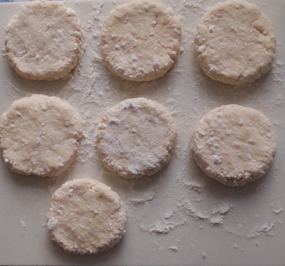 Поверхность можно присыпать мукой для удобства