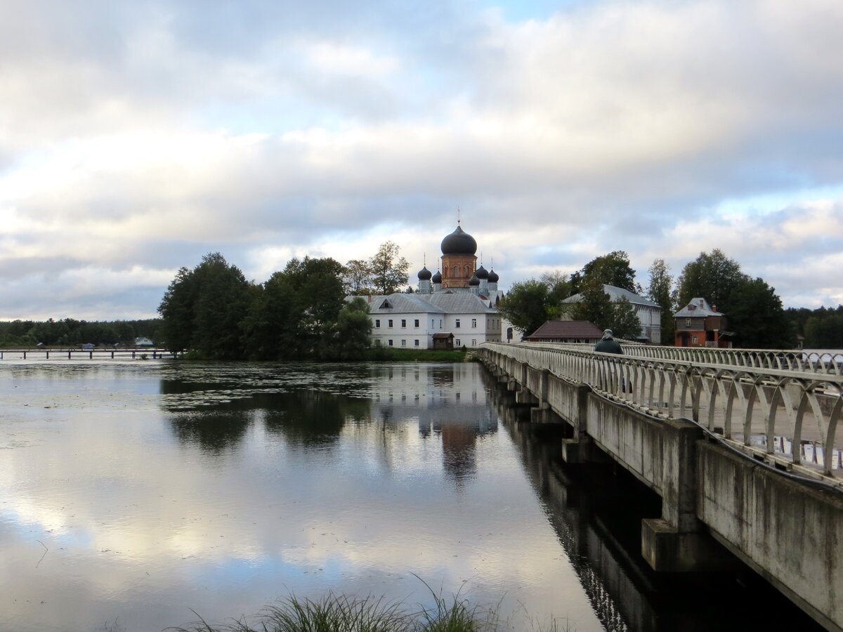 Свято-Введенский островной монастырь