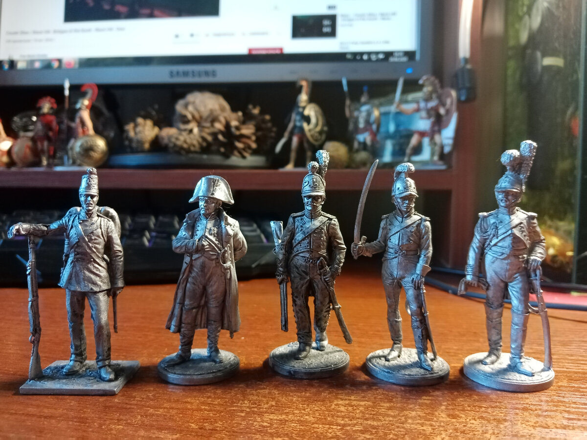 Изначально выглядят вот так, как статуи. На дальнем плане видны уже "оживлённые" греческие гоплиты!