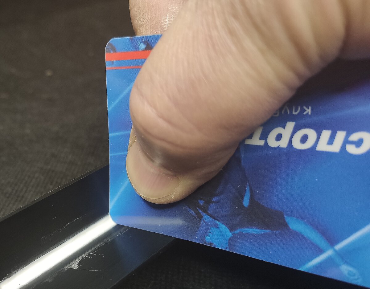 Формирования шва герметика при помощи пластиковой карты